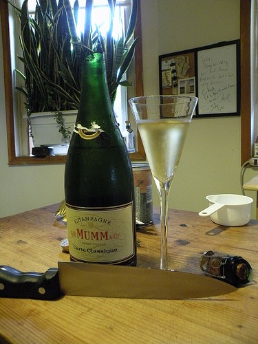 2009_01_mumm_sabered.jpg