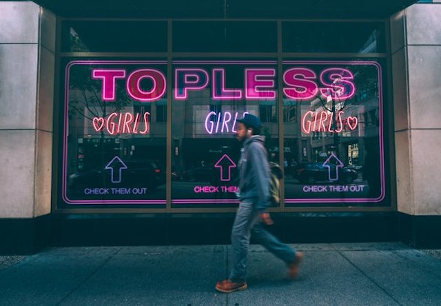 topless-girls.jpg