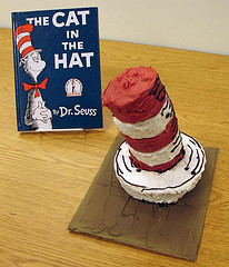 2009_03_catinthehatcake.jpg
